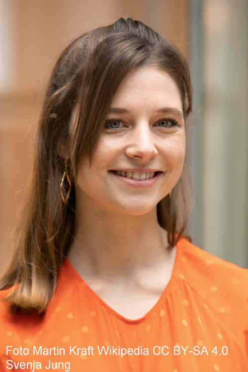 Hauptdarstellerin Svenja Jung aus naked