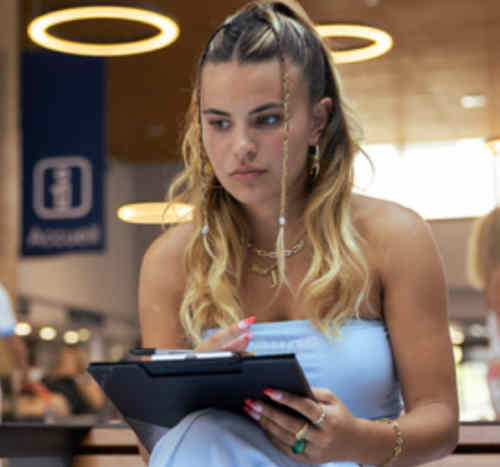 Malou Khebizi in Young Millionaires, Szene von Netflix